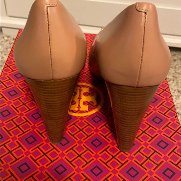 NWT Tory Burch Lowell Wedge in light oak. Sz 8 - Picture 3 of 5